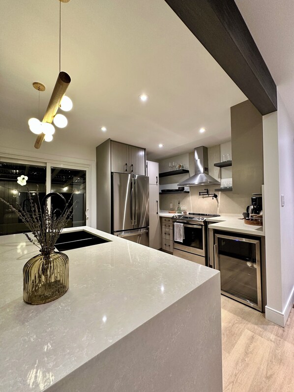 Refrigerador, microondas, horno, placa de cocina