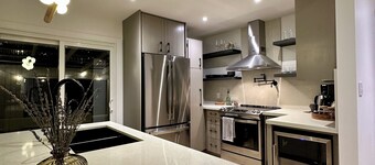 'Away' in Haliburton~ hottub, kayaks, hygge living