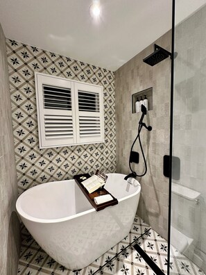 Shower, eco-friendly toiletries, hair dryer, bidet - 'Away' in Haliburton~ hottub, kayaks, hygge living (Haliburton)
