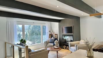 Una Smart TV, una chimenea, videojuegos, una mesa de tenis de mesa