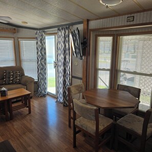 Dining - Nice 1-bedroom house in 55+ resort (Donna)
