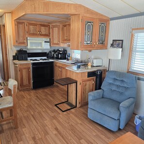 Private kitchen - Nice 1-bedroom house in 55+ resort (Donna)