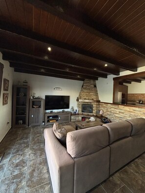 Smart TV, fireplace