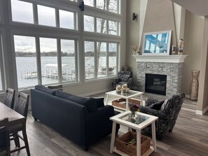 Smart TV, fireplace, computer monitors - 6-bedroom house on East Okobojiwith AC, WiFi (Spirit Lake)