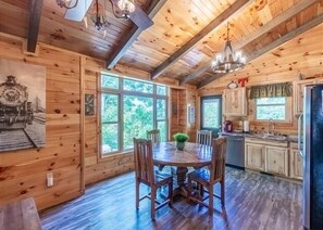 Dining - Holly's Hideaway Hot tub 2 King Beds Mountain View Convenient Location (Bryson City)