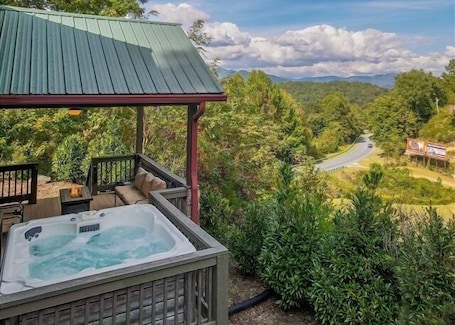 Outdoor spa tub. Holly's Hideaway Hot tub 2 King Beds Mountain View Convenient Location