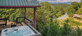 Holly's Hideaway Hot tub 2 King Beds Mountain View  Convenient Location