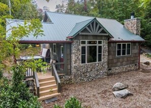 Exterior - Holly's Hideaway Hot tub 2 King Beds Mountain View Convenient Location (Bryson City)