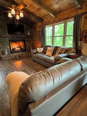 Smart TV, fireplace - Holly's Hideaway Hot tub 2 King Beds Mountain View Convenient Location (Bryson City)