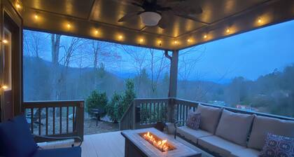 Holly's Hideaway Hot tub 2 King Beds Mountain View Convenient Location