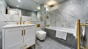 Bathroom - Apartment in Wapping Near Tower of London (London)
