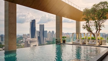 2 piscinas al aire libre, socorrista en las instalaciones