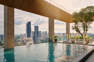 2 つの屋外プール、営業時間 7:00 ～ 20:00、ライフガード配置