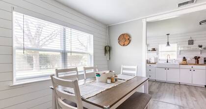 Seguin Farmhouse - 100% Fenced-In & Very Private, 3 Bedrm 2 Full Bath, Sleeps 8
