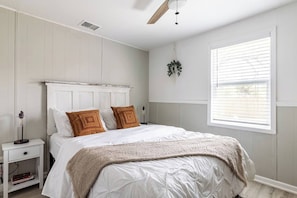 3 bedrooms, iron/ironing board, WiFi, bed sheets