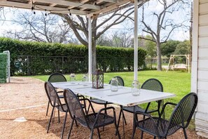 Outdoor dining - Seguin Farmhouse - 100% Fenced-In & Very Private, 3 Bedrm 2 Full Bath, Sleeps 8 (Seguin)