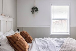 3 bedrooms, iron/ironing board, WiFi, bed sheets - Seguin Farmhouse - 100% Fenced-In & Very Private, 3 Bedrm 2 Full Bath, Sleeps 8 (Seguin)