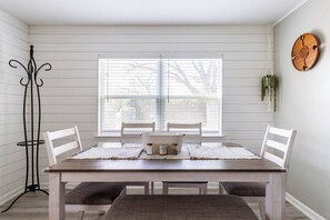 Dining - Seguin Farmhouse - 100% Fenced-In & Very Private, 3 Bedrm 2 Full Bath, Sleeps 8 (Seguin)
