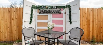 Seguin Farmhouse - 100% Fenced-In & Very Private, 3 Bedrm 2 Full Bath, Sleeps 8