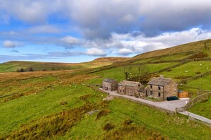Unclassified image, 4 of 23, button - Farmhouse in Staffordshire With Hill Views (Buxton)