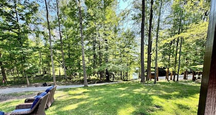 Cozy lakefront cabin with kayaks