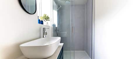 Apartment | Bathroom | Hair dryer, towels, toilet paper