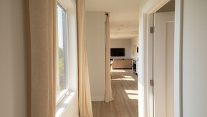 Accessible One Bedroom Suite (Self Check-in with Virtual Front Desk) | 熨斗/熨衣板、免費無線上網、獨特裝潢、布置獨特