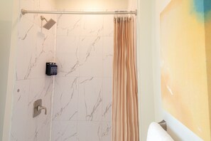 Ducha, artículos de higiene personal gratuitos y secador de pelo