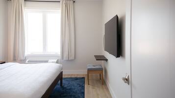 Two Bedroom Suite (Self Check-in with Virtual Front Desk | Téléviseur