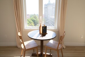 Appartement, 1 kingsize bed (Self Check-in with Virtual Front Desk) | Dineren op de kamer