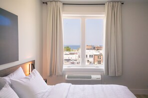 Bay View One Bedroom Suite (Self Check-in with Virtual Front Desk) | Lake view - Boardwalk Suites & Residences By Kasa (Traverse City)