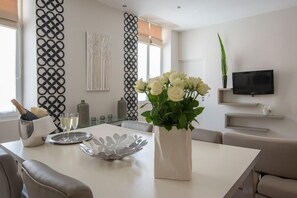 Deluxe Apartment | Living area | Flat-screen TV - O Carré Croisette (Cannes)