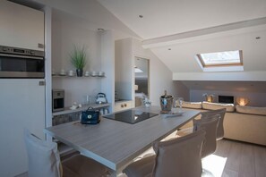 Deluxe Apartment | Living area | Flat-screen TV - O Carré Croisette (Cannes)