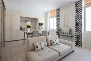 デラックス アパートメント | リビング エリア | 薄型テレビ