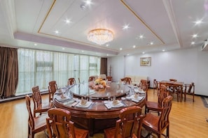 A conference room with a round table, chairs, and a chandelier. - Huaining Hongbo All Seasons Hotel (Huaining)