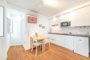 Réfrigérateur, micro-ondes, cafetière/bouilloire, grille-pain