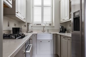 Réfrigérateur, lave-vaisselle, cafetière/bouilloire, grille-pain