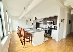 Geladeira, micro-ondas, fogão, cooktop