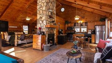 Smart TV, caminetto, libri