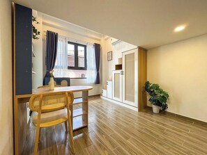 Muebles diferentes, escritorio y espacio para trabajar con laptop