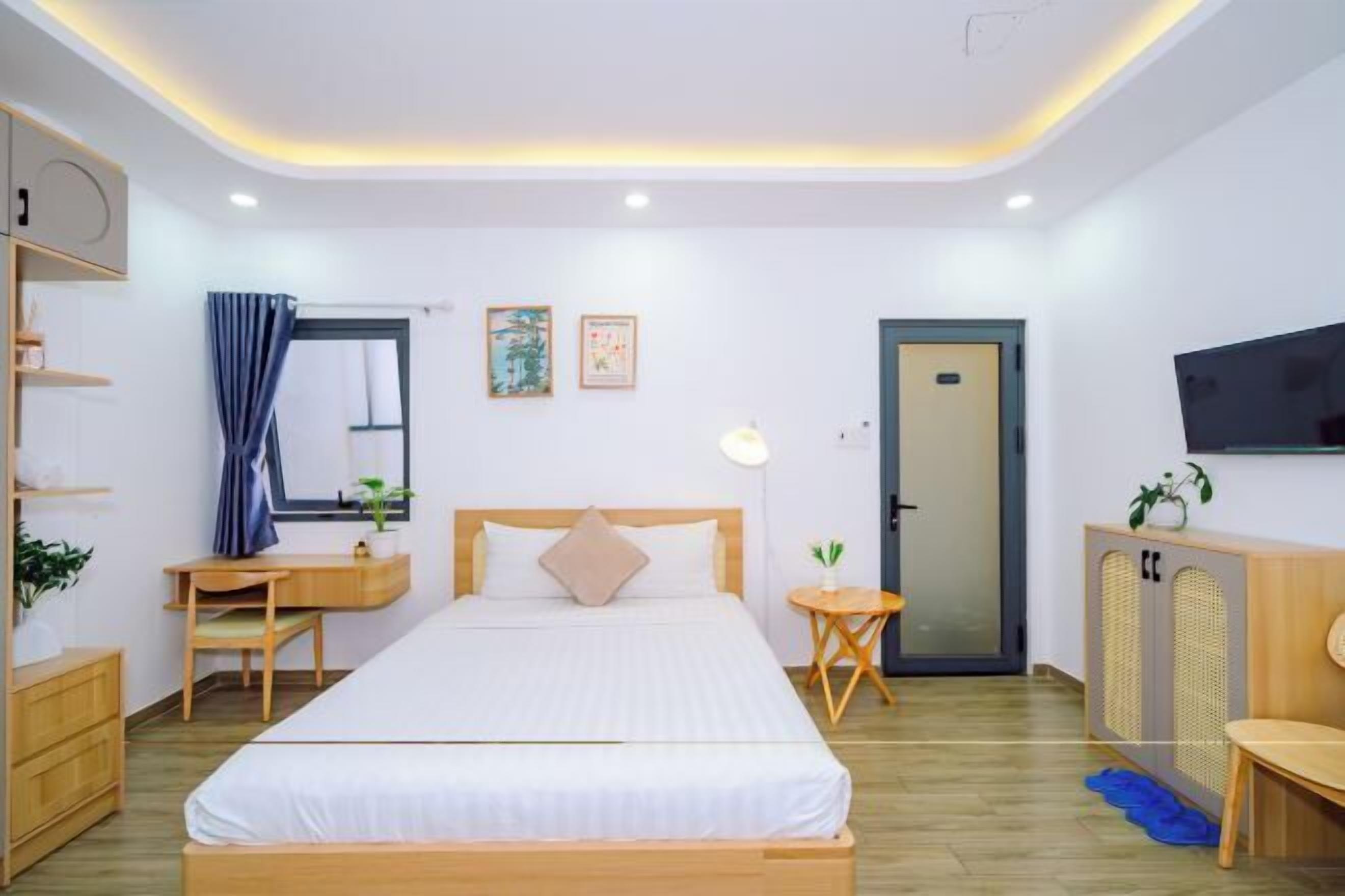 Dilengkapkan perabot secara berasingan, meja, langsir/tirai gelap terus 