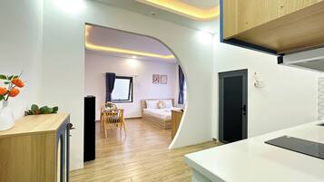 Apartemen Deluks | 1 kamar tidur, dilengkapi dengan perabotan berbeda-beda, dan meja kerja