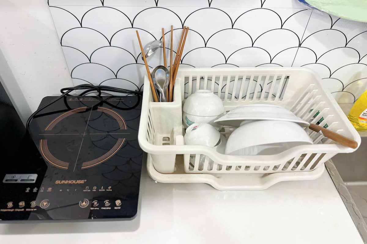 Fridge, microwave, stovetop, dining tables