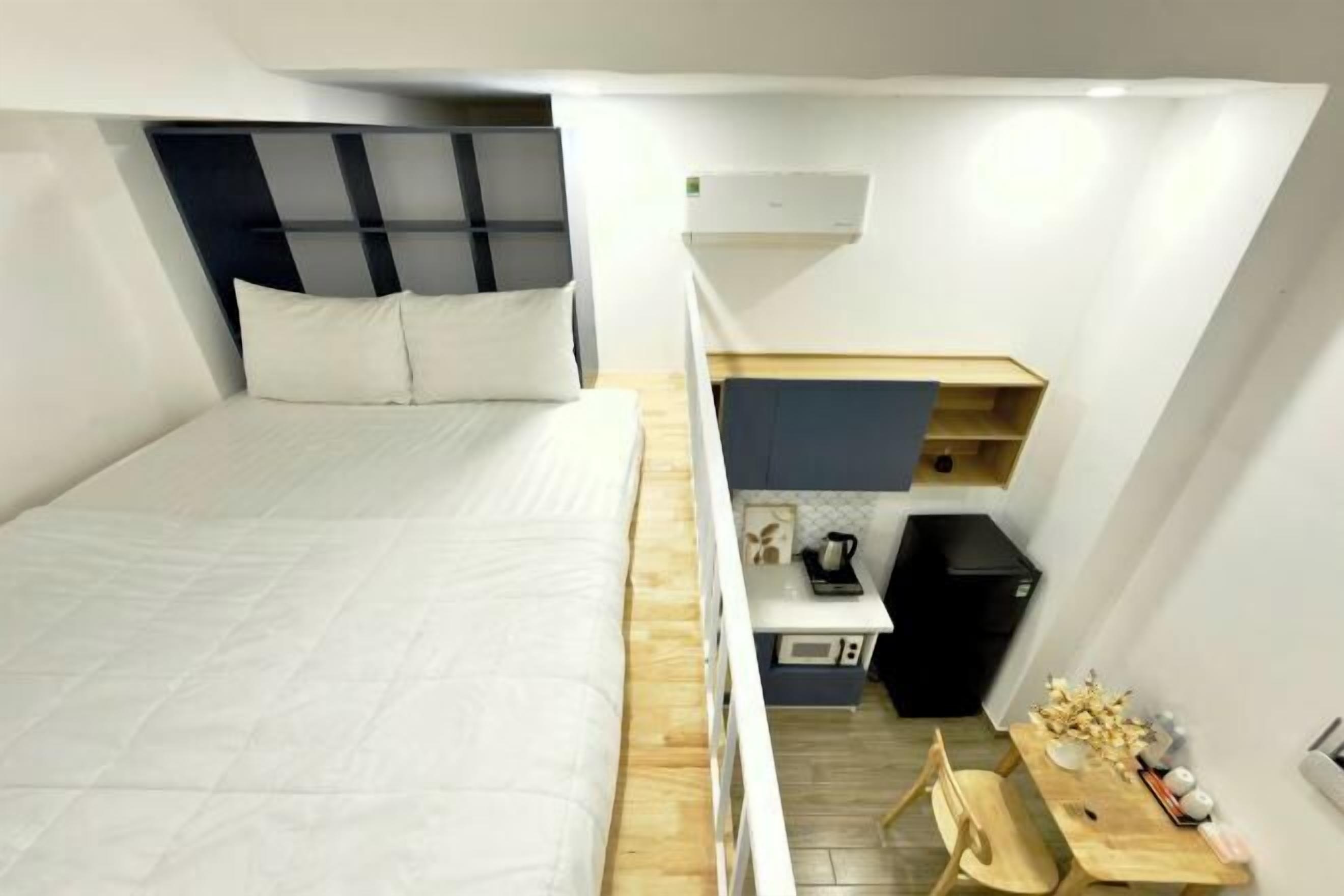 Dilengkapkan perabot secara berasingan, meja, langsir/tirai gelap terus 