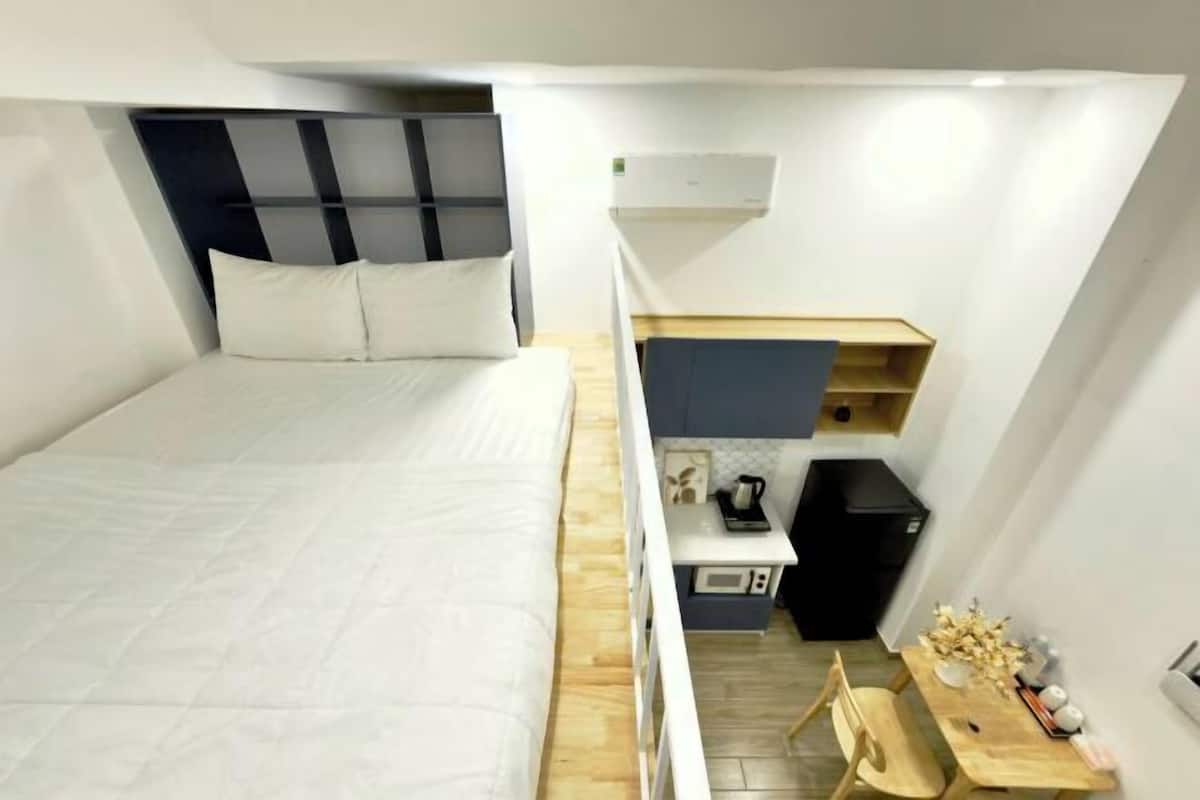 Muebles diferentes, escritorio, cortinas blackout y insonorización