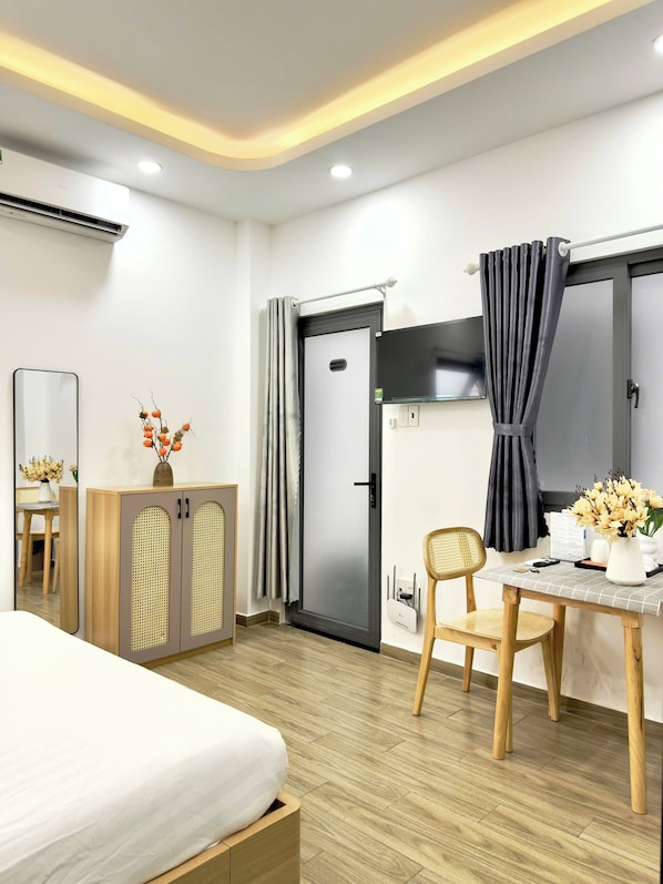 Estudio Deluxe | Muebles diferentes, escritorio, cortinas blackout y insonorización 