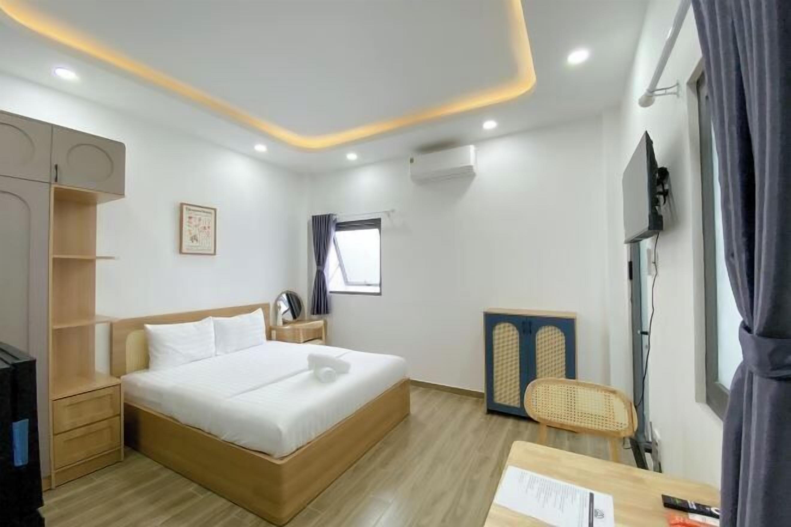 Individually furnished, desk, laptop workspace, blackout drapes