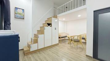 Deluxe-Loft | Individuell eingerichtet, Schreibtisch, laptopgeeigneter Arbeitsplatz