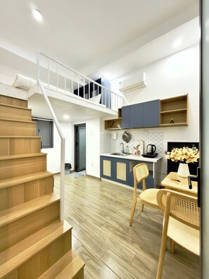 Deluxe Loft | Dilengkapkan perabot secara berasingan, meja, langsir/tirai gelap terus 