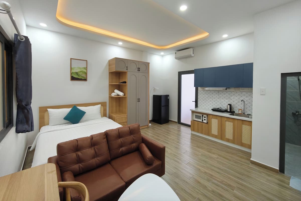 Appartement supérieur | Ameublement unique, bureau, espace de travail pour ordinateurs portables